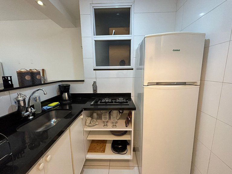 Praia de Copacabana a 600m, ótima localização