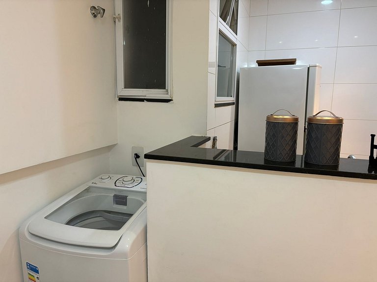 Praia de Copacabana a 600m, ótima localização