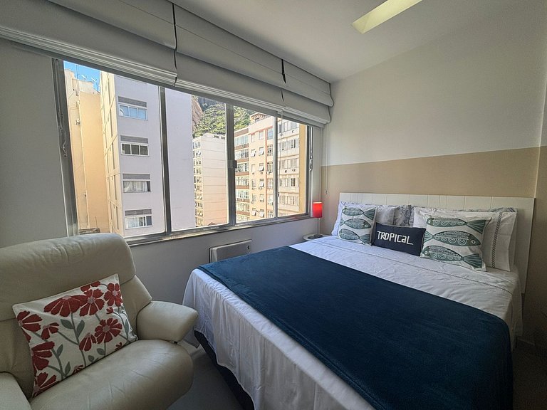 Praia de Copacabana a 600m, ótima localização