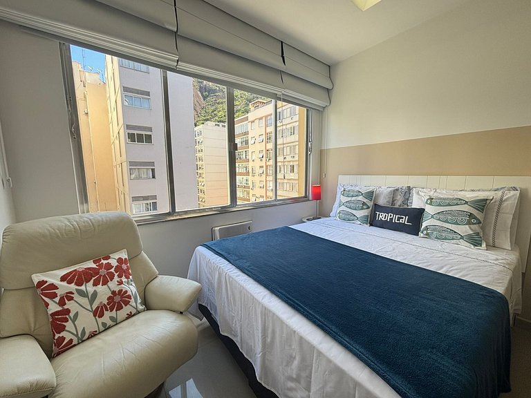 Praia de Copacabana a 600m, ótima localização