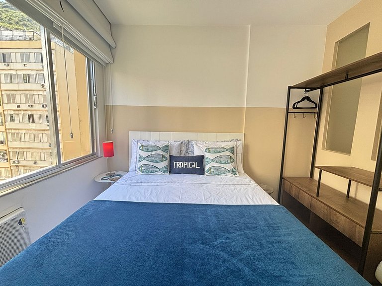 Praia de Copacabana a 600m, ótima localização