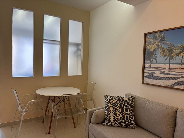 Praia de Copacabana a 600m, ótima localização