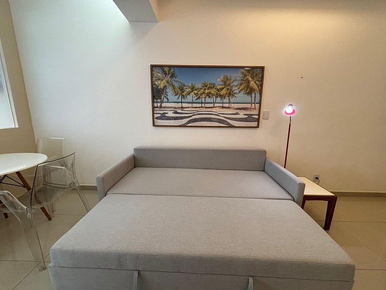 Praia de Copacabana a 600m, ótima localização