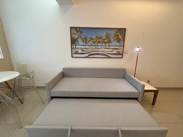 Praia de Copacabana a 600m, ótima localização