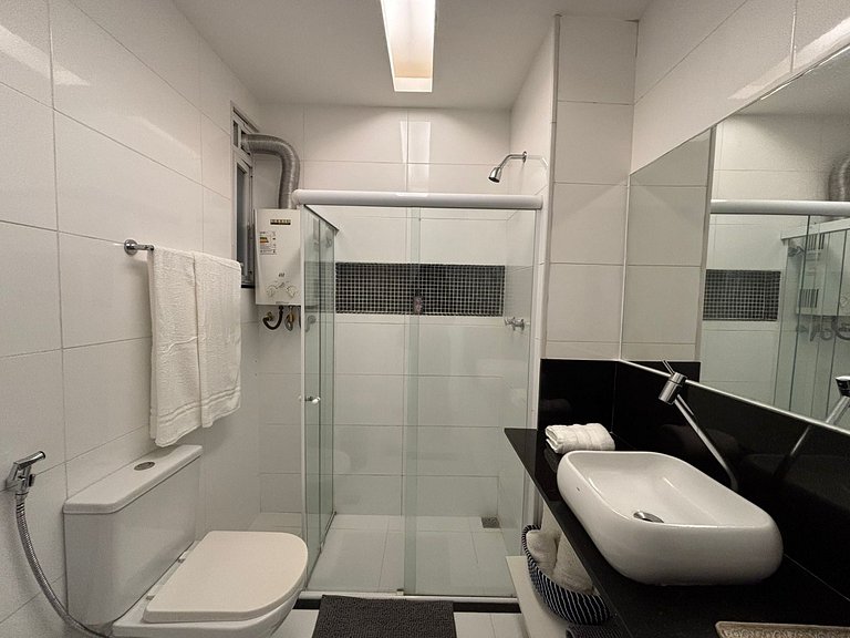 Praia de Copacabana a 600m, ótima localização