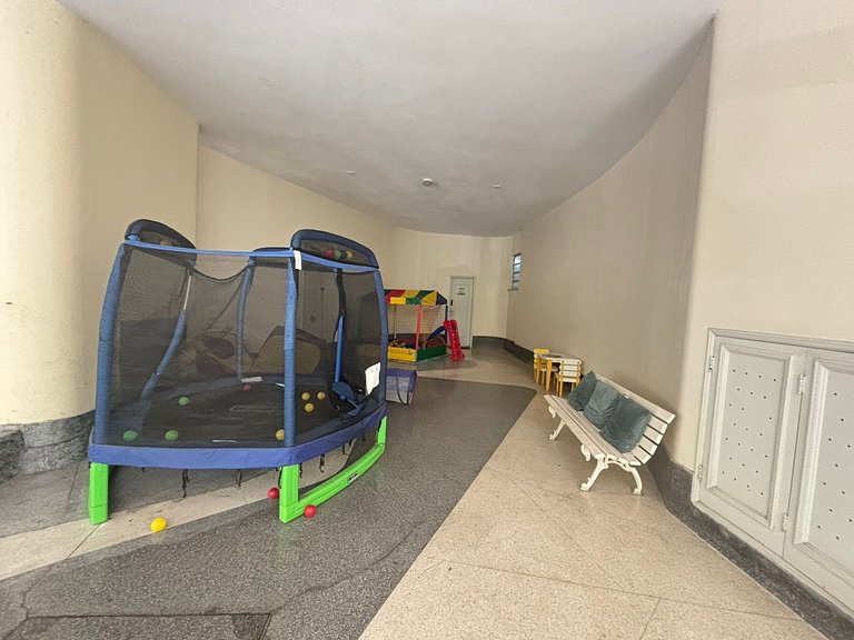 Praia de Copacabana a 600m, ótima localização