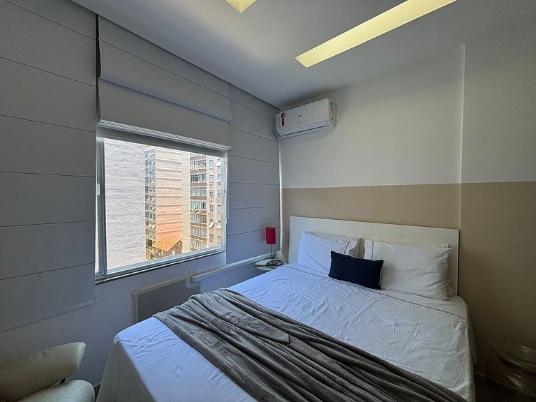 Praia de Copacabana a 600m, ótima localização